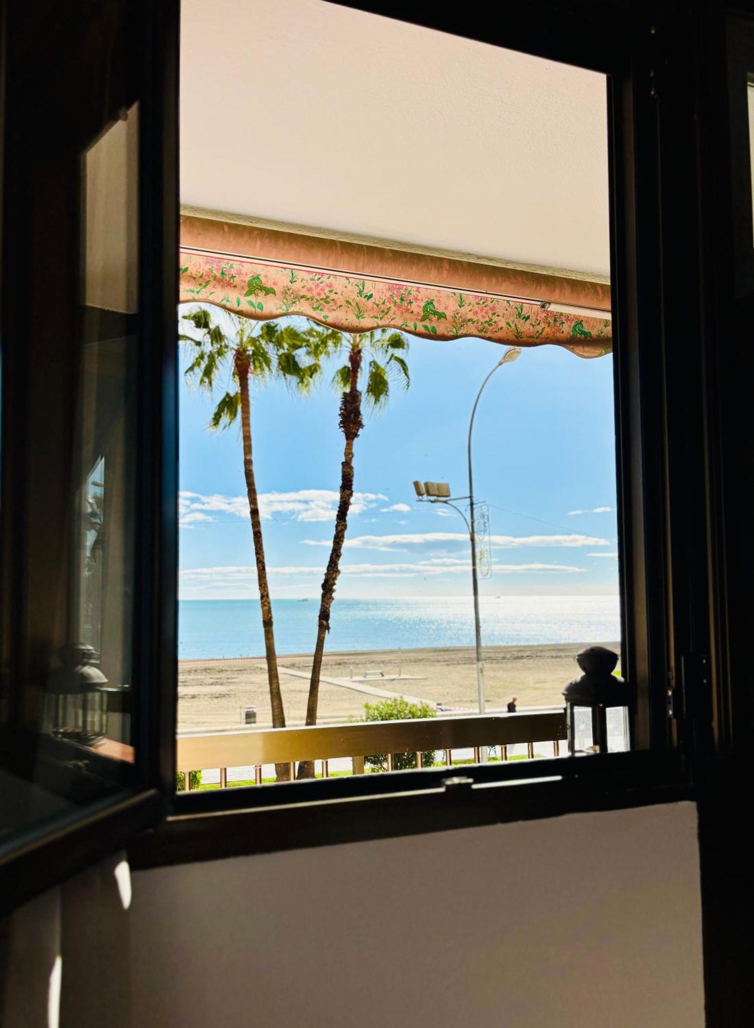 Malagueta Beachfront Apartment Malaga Exterior photo